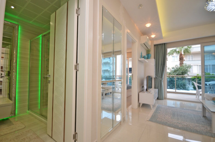 Квартира 1+1 с мебелью в комплексе на первой линии моря в Махмутларе, 66 м2 - Ракурс 11