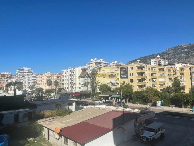 Трехкомнатная квартира со свежим ремонтом в 50 метрах от моря в Махмутлар, 120 м2 - Ракурс 2