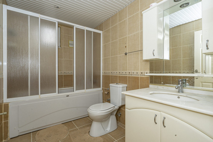 Полностью меблированная трехкомнатная квартира в центре города Аланья с видом на море, 75 м2 - Ракурс 2