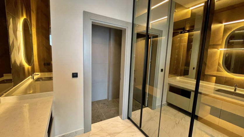 Квартира 2+1 с люкс мебелью и шикарным видом на море в комплексе на первой линии, Каргыджак, 109 м2 - Ракурс 61