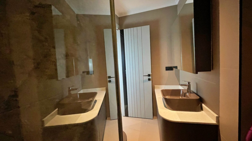 Квартира 2+1 с люкс мебелью и шикарным видом на море в комплексе на первой линии, Каргыджак, 109 м2 - Ракурс 66