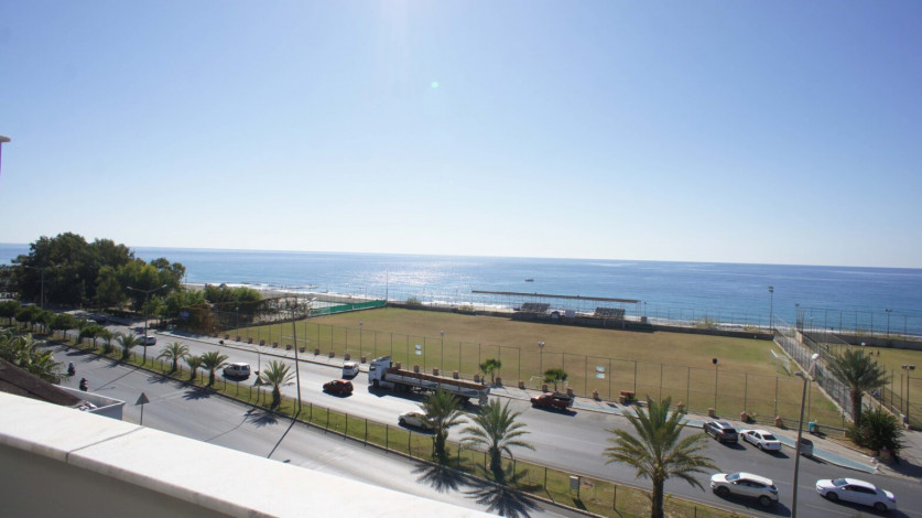 Светлый просторный пентхаус 3+1 с шикарным видом на море в районе Кестель, 240 м2 - Ракурс 4