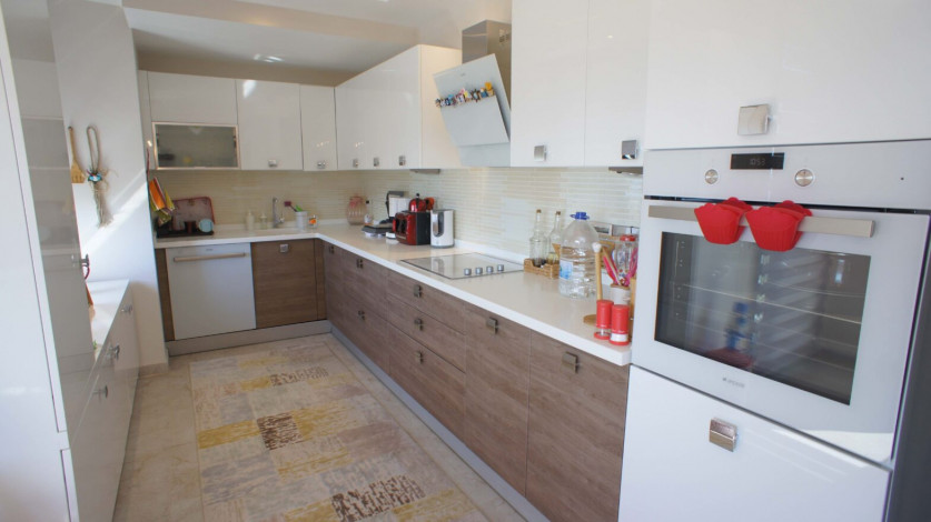 Светлый просторный пентхаус 3+1 с шикарным видом на море в районе Кестель, 240 м2 - Ракурс 23