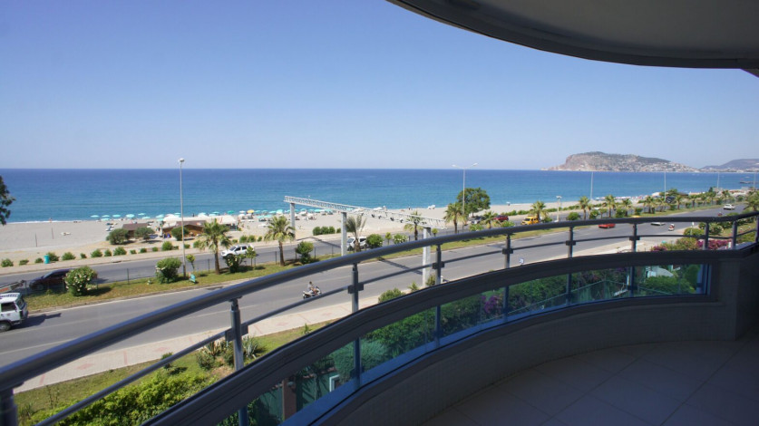 Просторная квартира 3+1 с видом на море на первой линии района Тосмур, 160 м2 - Ракурс 20