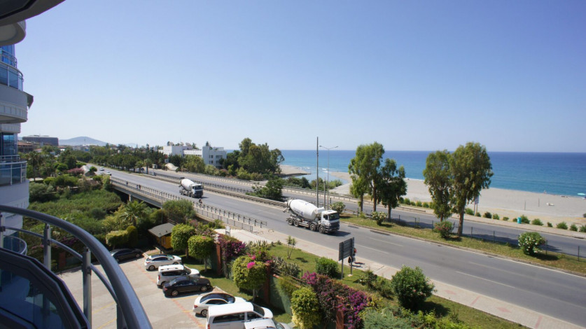 Просторная квартира 3+1 с видом на море на первой линии района Тосмур, 160 м2 - Ракурс 23