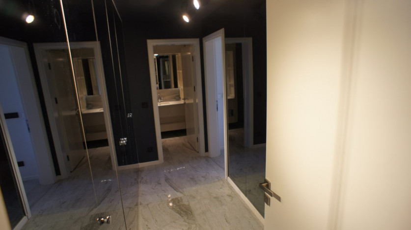 Просторная квартира 3+1 с видом на море на первой линии района Тосмур, 160 м2 - Ракурс 27