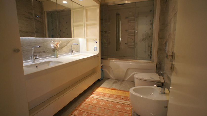 Просторная квартира 3+1 с видом на море на первой линии района Тосмур, 160 м2 - Ракурс 34