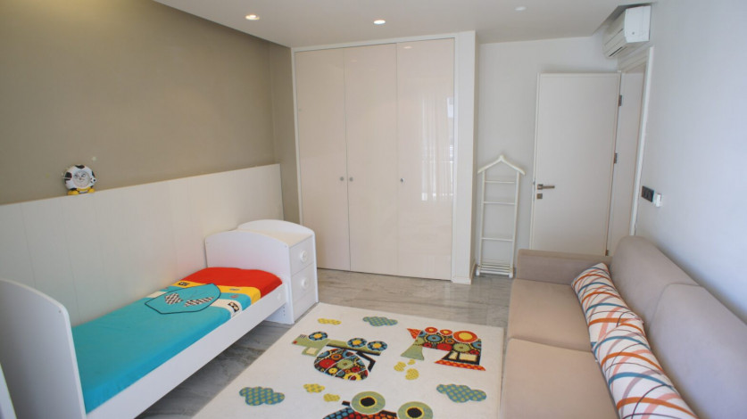 Просторная квартира 3+1 с видом на море на первой линии района Тосмур, 160 м2 - Ракурс 43