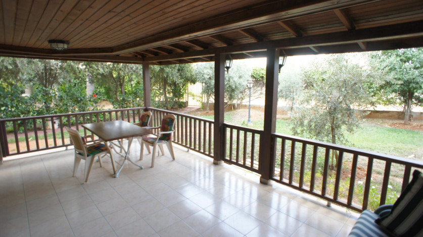 Просторный таунхаус 3+2 на первой береговой линии в районе Конаклы, 240 м2 - Ракурс 31