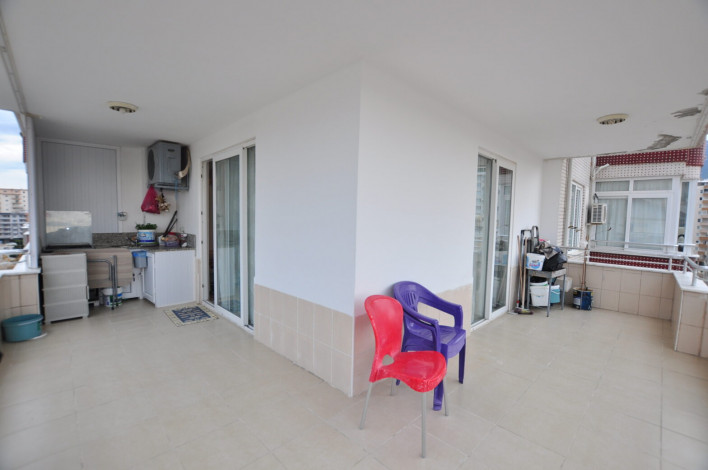 В 200 метрах от моря квартира 2+1 с отдельной кухней, район Махмутлар, 125 м2 - Ракурс 12