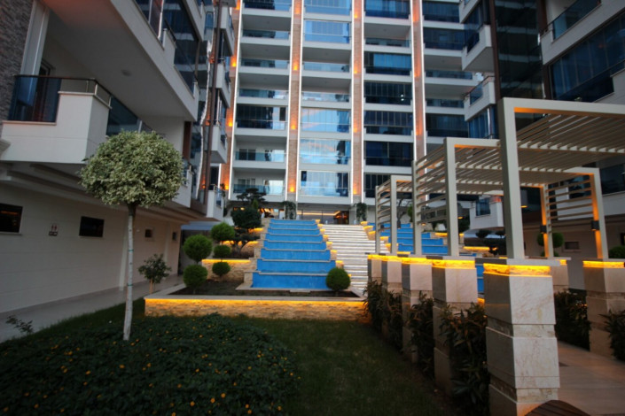 Трехкомнатная квартира с полами с подогревом в одном из больших комплексов района Махмтулар, 130 м2 - Ракурс 2