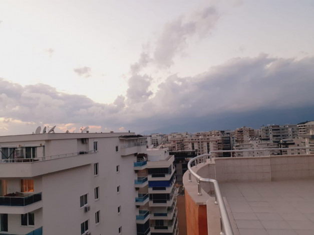 Полностью меблированный пентхаус 4+1 с видом на море и город в центре района Махмутлар, 250 м2 - Ракурс 3