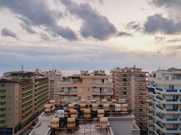 Полностью меблированный пентхаус 4+1 с видом на море и город в центре района Махмутлар, 250 м2 - Ракурс 6