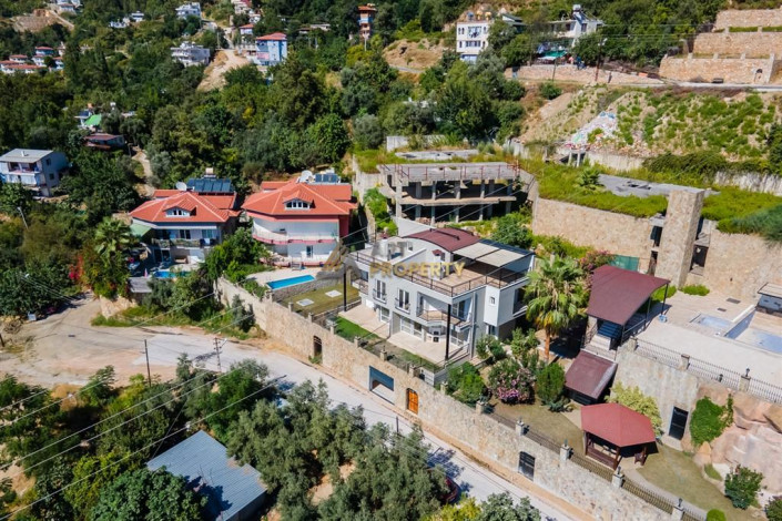 Трехэтажная вилла 3+1 с панорамным видом на море и город в районе Бекташ города Аланья, 230 м2 - Ракурс 2