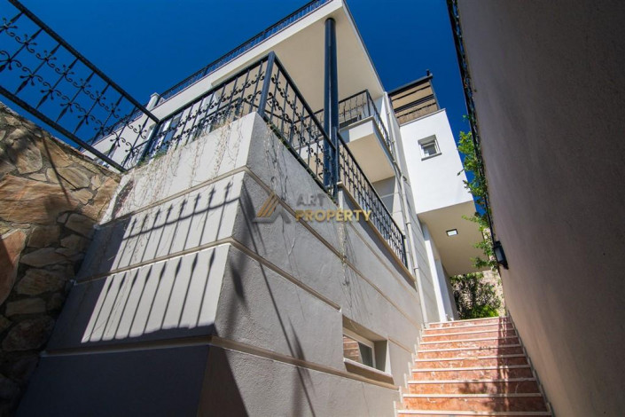 Трехэтажная вилла 3+1 с панорамным видом на море и город в районе Бекташ города Аланья, 230 м2 - Ракурс 8