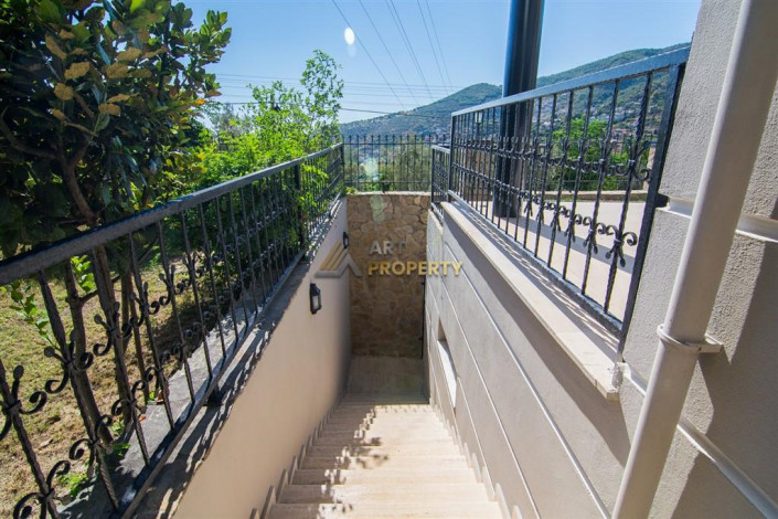 Трехэтажная вилла 3+1 с панорамным видом на море и город в районе Бекташ города Аланья, 230 м2 - Ракурс 9