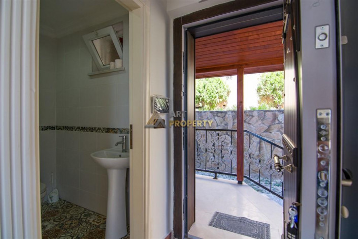 Трехэтажная вилла 3+1 с панорамным видом на море и город в районе Бекташ города Аланья, 230 м2 - Ракурс 12