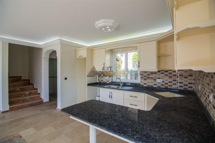 Трехэтажная вилла 3+1 с панорамным видом на море и город в районе Бекташ города Аланья, 230 м2 - Ракурс 16