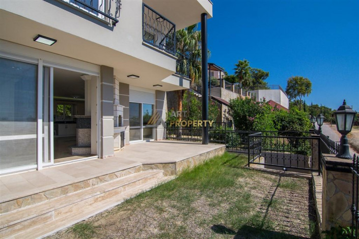 Трехэтажная вилла 3+1 с панорамным видом на море и город в районе Бекташ города Аланья, 230 м2 - Ракурс 21