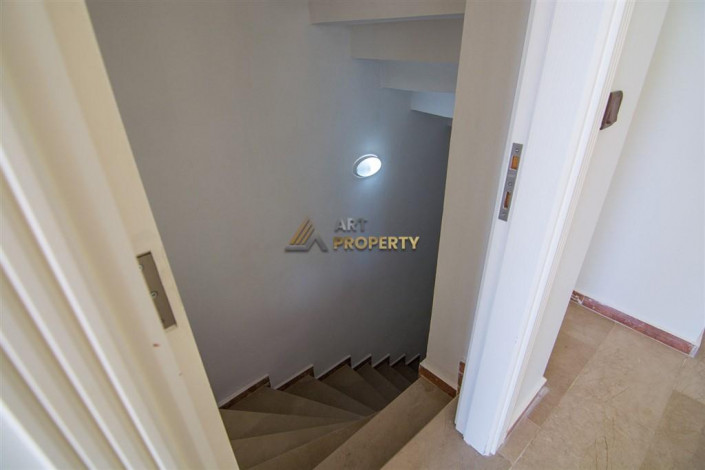 Трехэтажная вилла 3+1 с панорамным видом на море и город в районе Бекташ города Аланья, 230 м2 - Ракурс 25