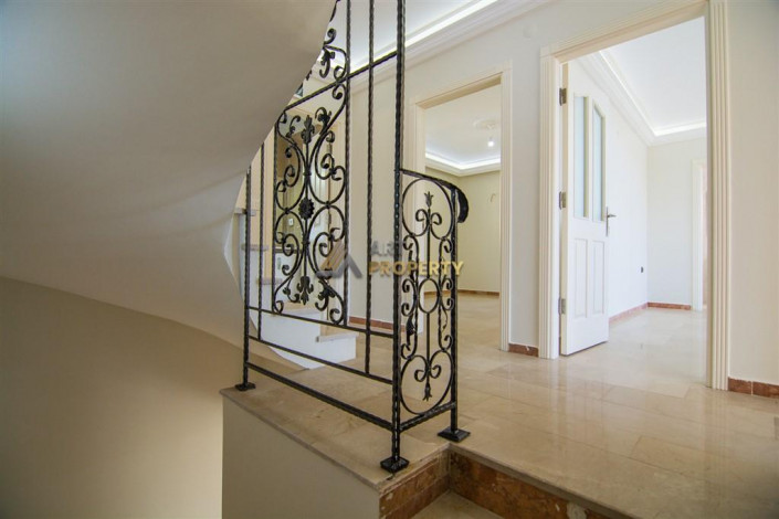 Трехэтажная вилла 3+1 с панорамным видом на море и город в районе Бекташ города Аланья, 230 м2 - Ракурс 31