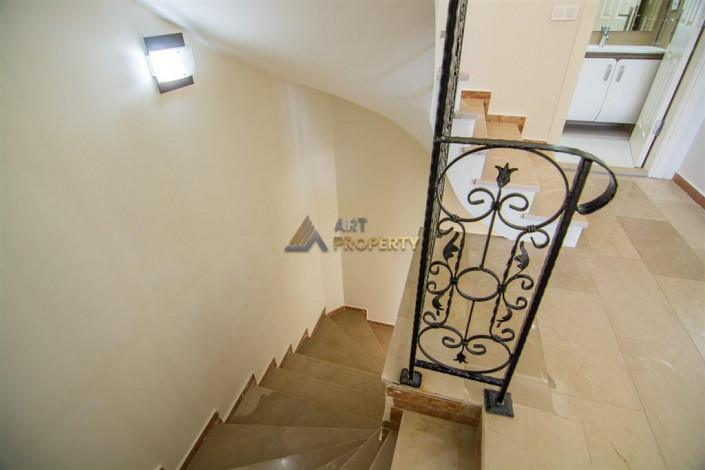 Трехэтажная вилла 3+1 с панорамным видом на море и город в районе Бекташ города Аланья, 230 м2 - Ракурс 32