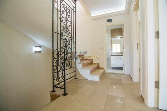 Трехэтажная вилла 3+1 с панорамным видом на море и город в районе Бекташ города Аланья, 230 м2 - Ракурс 33