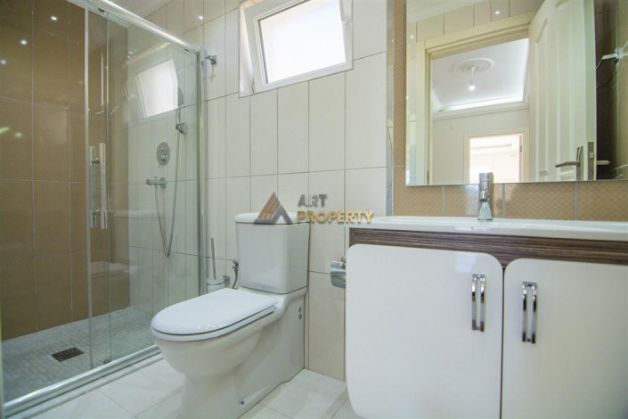 Трехэтажная вилла 3+1 с панорамным видом на море и город в районе Бекташ города Аланья, 230 м2 - Ракурс 34