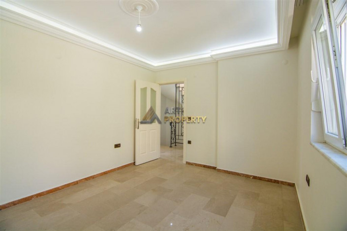 Трехэтажная вилла 3+1 с панорамным видом на море и город в районе Бекташ города Аланья, 230 м2 - Ракурс 36