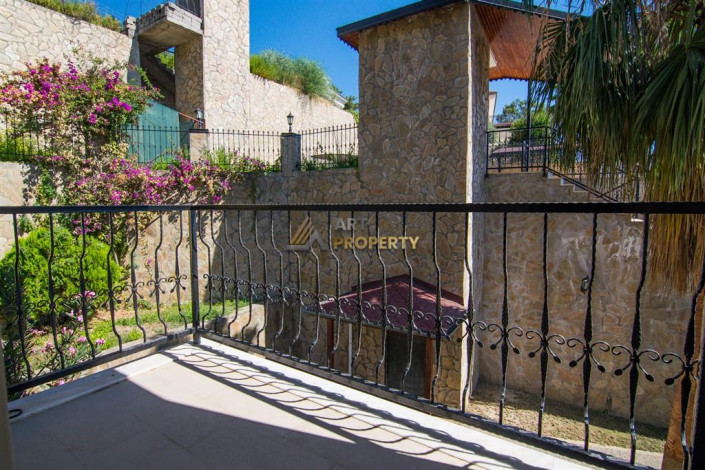 Трехэтажная вилла 3+1 с панорамным видом на море и город в районе Бекташ города Аланья, 230 м2 - Ракурс 37