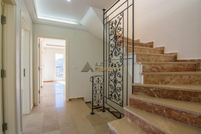 Трехэтажная вилла 3+1 с панорамным видом на море и город в районе Бекташ города Аланья, 230 м2 - Ракурс 39