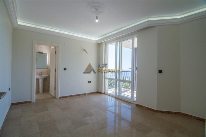 Трехэтажная вилла 3+1 с панорамным видом на море и город в районе Бекташ города Аланья, 230 м2 - Ракурс 40