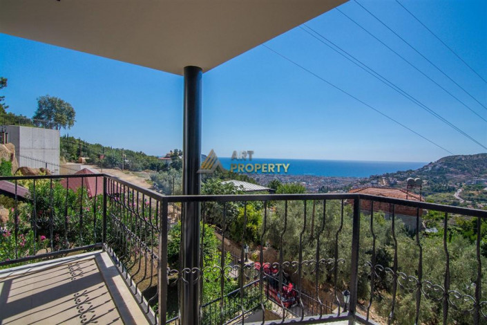 Трехэтажная вилла 3+1 с панорамным видом на море и город в районе Бекташ города Аланья, 230 м2 - Ракурс 45