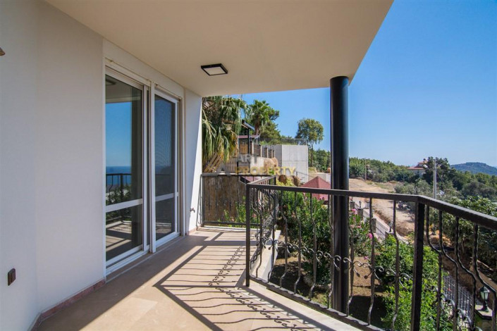 Трехэтажная вилла 3+1 с панорамным видом на море и город в районе Бекташ города Аланья, 230 м2 - Ракурс 49