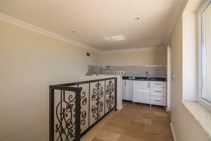 Трехэтажная вилла 3+1 с панорамным видом на море и город в районе Бекташ города Аланья, 230 м2 - Ракурс 50