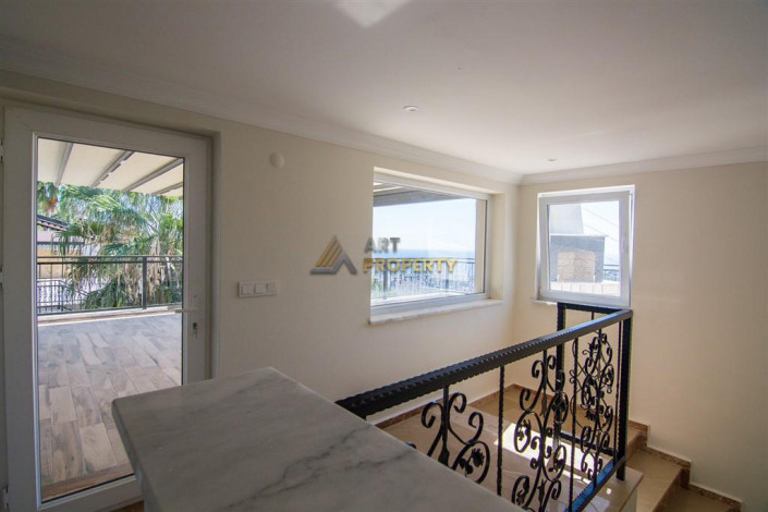 Трехэтажная вилла 3+1 с панорамным видом на море и город в районе Бекташ города Аланья, 230 м2 - Ракурс 51