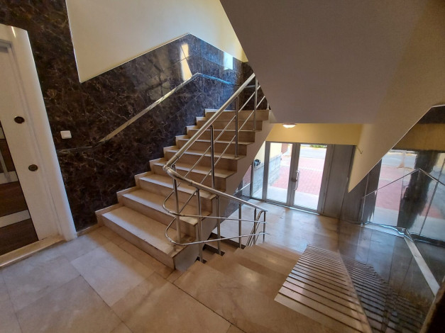 Трехкомнатная меблированная квартира в районе Махмутлар, 135м - Ракурс 12