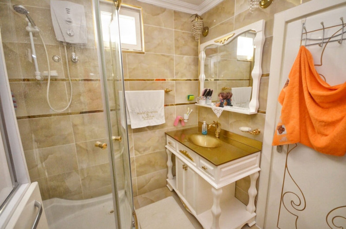 Меблированная трехкомнатная квартира в 150 метрах от моря в центре Махмутлара, 105 м2 - Ракурс 3