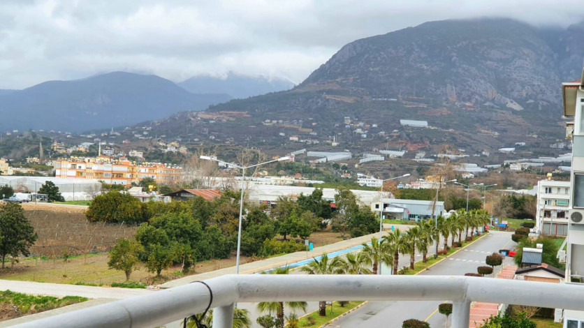 Меблированная трехкомнатная квартира с видом на море и горы на границе районов Махмутлар и Кестель, 90м - Ракурс 3