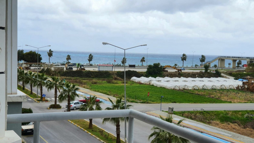 Меблированная трехкомнатная квартира с видом на море и горы на границе районов Махмутлар и Кестель, 90м - Ракурс 8