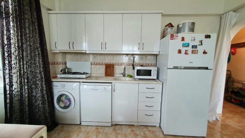 Меблированная трехкомнатная квартира с видом на море и горы на границе районов Махмутлар и Кестель, 90м - Ракурс 9