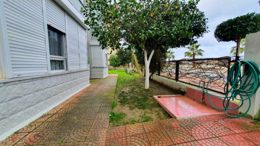 Меблированная трехкомнатная квартира с видом на море и горы на границе районов Махмутлар и Кестель, 90м - Ракурс 19