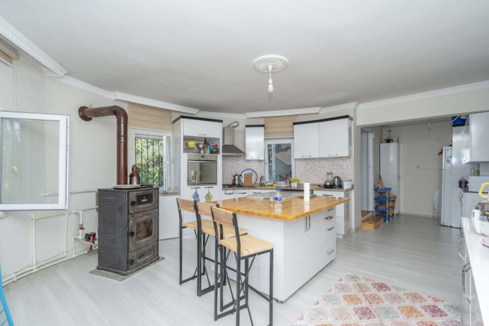 Просторная вилла 6+1 с видом на Cредиземное море в районе Тюрклер, 220 м2 - Ракурс 4