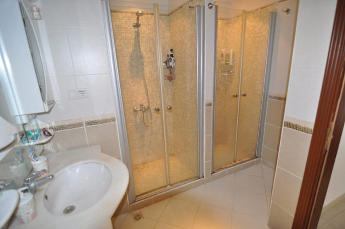 Просторная четырехкомнатная квартира на первой линии в районе Махмутлар, 145 м2 - Ракурс 13