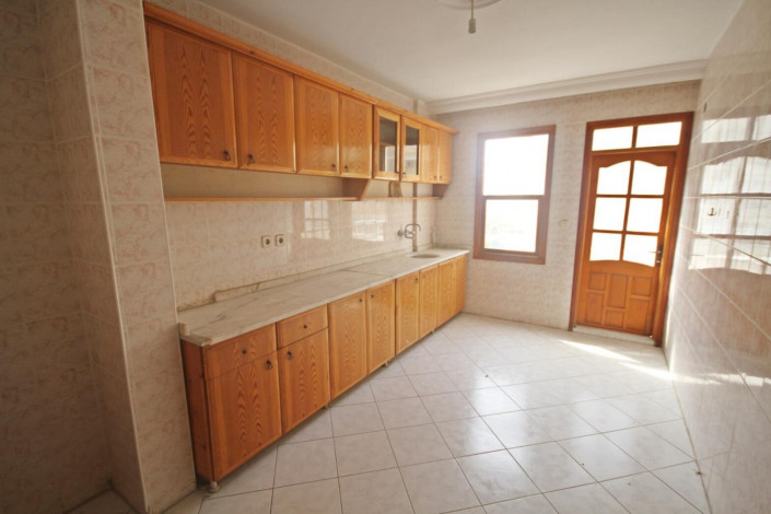 Просторная квартира 3+1 с отдельной кухней в самом центре района Махмутлара, 140 м2 - Ракурс 6