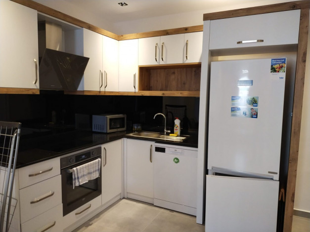 Квартира с новой мебелью и бытовой техникой в комплексе класса люкс с развитой инфраструктурой, 65 м2 - Ракурс 2