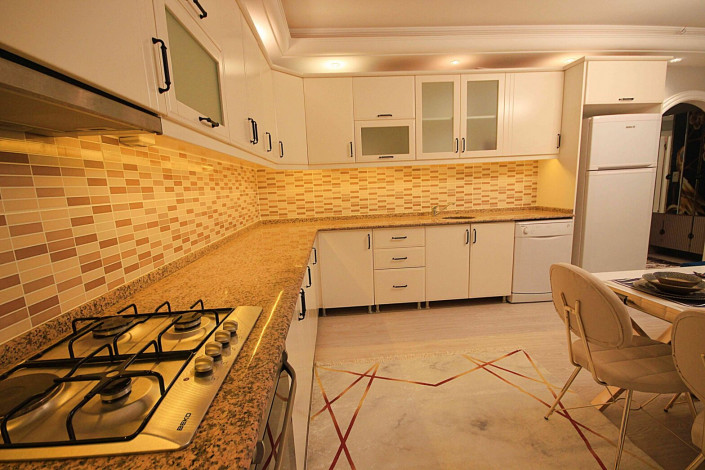 Трехкомнатная квартира с отличным ремонтом и мебелью в 100 метрах от моря в Махмутларе, площадью 120м2 - Ракурс 14