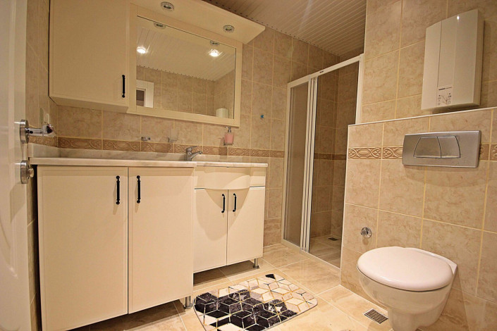 Трехкомнатная квартира с отличным ремонтом и мебелью в 100 метрах от моря в Махмутларе, площадью 120м2 - Ракурс 25