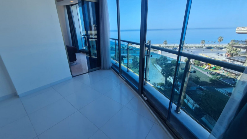 Двухкомнатная квартира на первой линии Махмутлара, площадью 80 м! - Ракурс 3