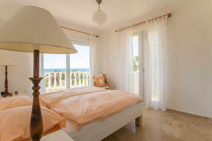 Трехэтажная меблированная вилла 4+1 в районе Конаклы, 250 м2 - Ракурс 3